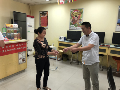 宿迁体彩走进网点 开展“送清凉”慰问活动1.jpg