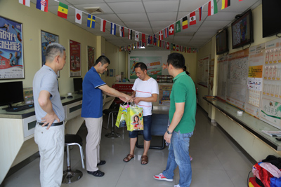 无锡体彩为一线“战友”送清凉 (2).jpg