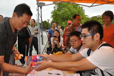 泰州体彩地推走进泰山社区 公益惠民演出现场爱心满满 8.jpg