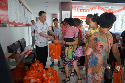 苏州常熟体彩回馈社会 走进兴隆社区开展公益活动3.jpg