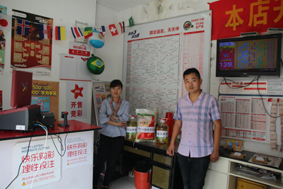 金秋送关爱 扬州体彩开展中秋慰问网点活动 2.jpg