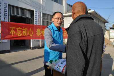 金秋时节弘扬美德 泰州体彩为老人送关爱 3.jpg