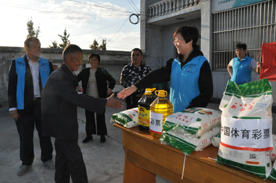 金秋时节弘扬美德 泰州体彩为老人送关爱 4.jpg