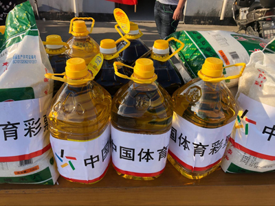 金秋时节弘扬美德 泰州体彩为老人送关爱 7.jpg