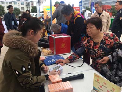 以鸢传情 宜兴体彩开展关爱季活动 (2).jpg