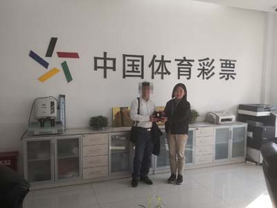 生日宴上演“巅峰对决” 扬州购彩者喜获1000元奖金及8g金条1.jpg