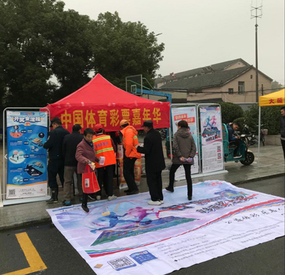 扬州高邮体彩在大运河半程马拉松现场开展地推活动2.jpg