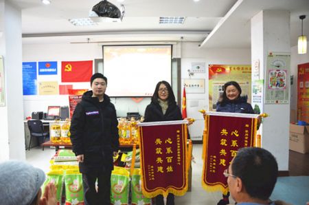 扶贫爱心捐助 情暖困难家庭1_副本.jpg