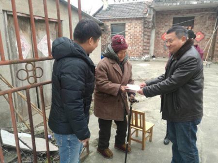 “新风行动”走访村 泰州体彩送温暖送关爱 3_副本.jpg