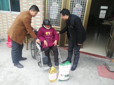 “新风行动”走访村 泰州体彩送温暖送关爱 5_副本.jpg