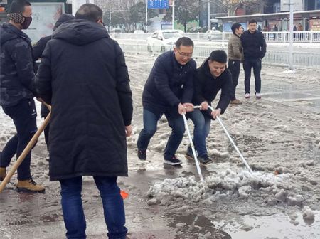 1548922702261740.jpg 工作人员清冰扫雪 (1)_副本.jpg