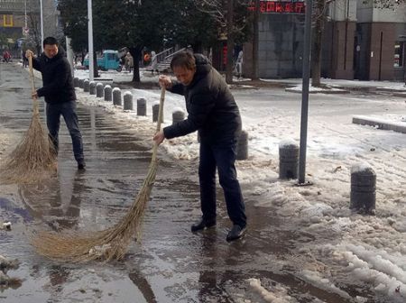 1548922738967354.jpg 主任扫雪_副本.jpg