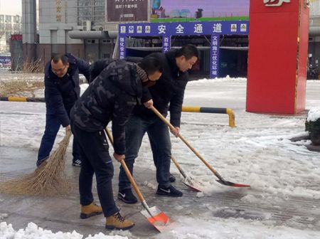 1548922751360984.jpg 工作人员清冰扫雪 (3)_副本.jpg