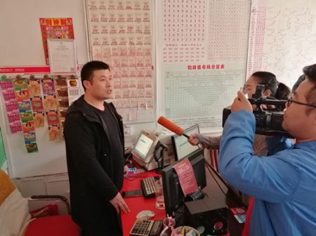 春光无限好 中奖正当时——连云港赣榆购彩者喜中大乐透一等奖4_副本.jpg