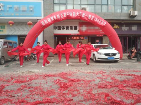 喜讯连连 连云港购彩者喜中大乐透1800万元大奖1_副本.jpg