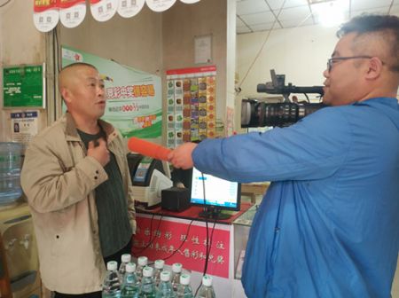 喜讯连连 连云港购彩者喜中大乐透1800万元大奖2_副本.jpg