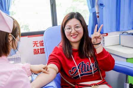 传承五四精神 展青年风采——淮安体彩青年同志无偿献血 (5)_副本.jpg