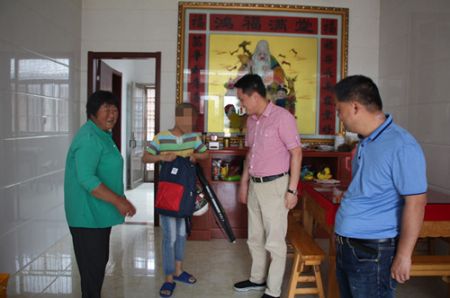 爱心“助学季” 扬州体彩“六一”走访慰问困难家庭儿童2_副本.jpg