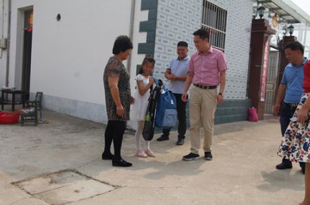 爱心“助学季” 扬州体彩“六一”走访慰问困难家庭儿童1_副本.jpg