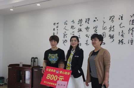 邗江区中心开展六•一节前困境儿童家庭走访慰问活动 (2)_副本.jpg