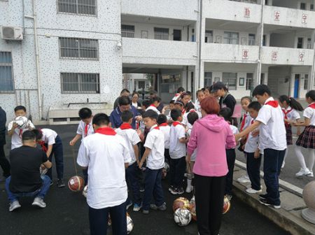 常州市体彩中心赴溧阳大溪小学开展六一助学季活动-3_副本.jpg