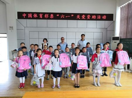 公益体彩进校园 盱眙体彩开展爱心助学活动 (1)_副本.jpg