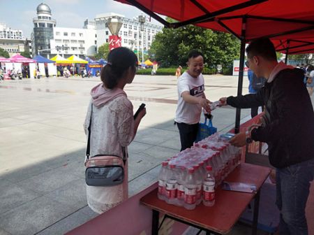 淮安体彩开展志愿服务助力高考 (1)_副本.jpg