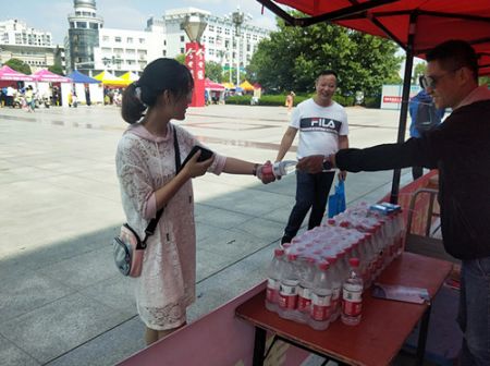 淮安体彩开展志愿服务助力高考 (4)_副本.jpg