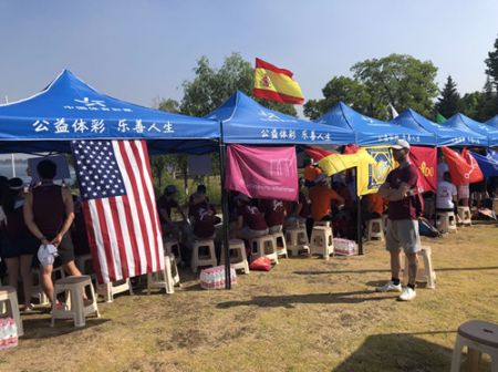 在比赛现场搭建帐篷,雨伞,提供饮用水,为奋勇拼搏的运动员提供休息