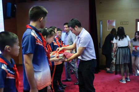 “共沐书香，快乐成长”无锡体彩走进无锡市特殊教育学校 (2)_副本.jpg