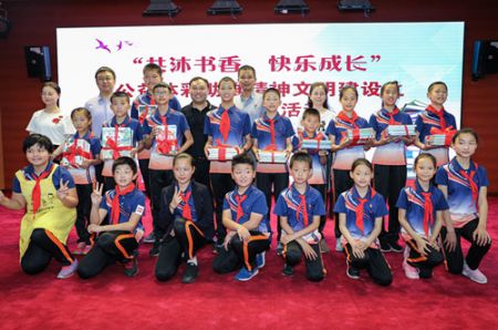 “共沐书香，快乐成长”无锡体彩走进无锡市特殊教育学校 (4)_副本.jpg