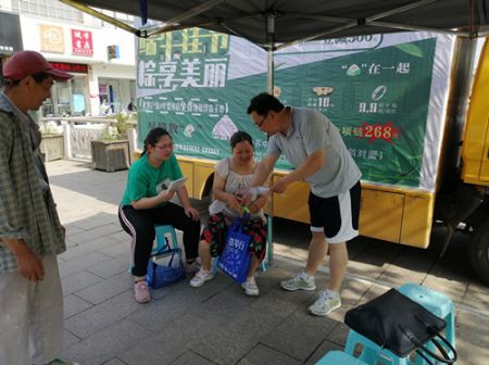 扬州宝应体彩中心开展高考志愿服务 (1)_副本.jpg