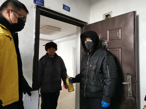 抗疫先锋 南京体院学生党员为社区孤寡老人送温暖_副本.jpg