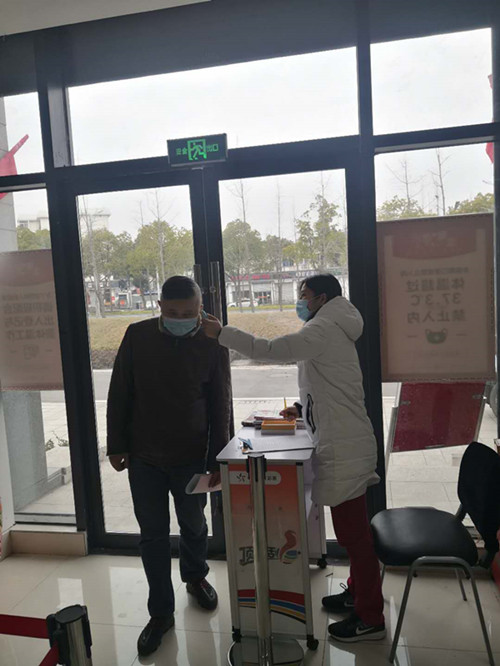 2、服务购彩者 扬州体彩做好兑奖大厅防疫工作_副本.jpg