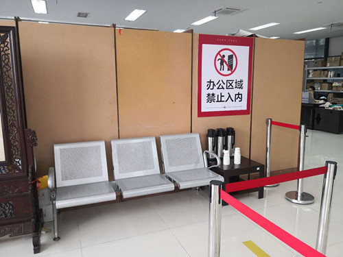 5、服务购彩者 扬州体彩做好兑奖大厅防疫工作_副本.jpg