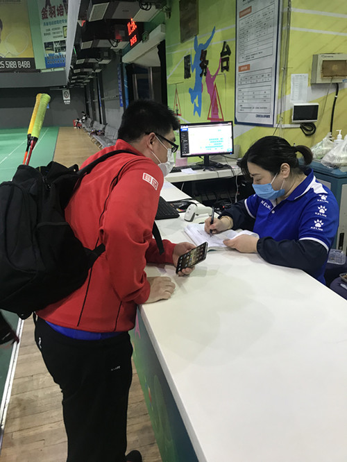1585270229456896.jpg 体育运动爱好者正在向体育馆工作人员咨询如何使用消费券_副本.jpg