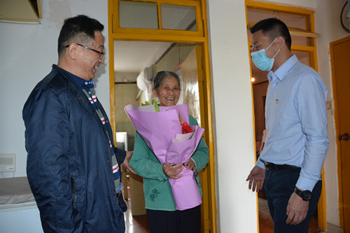 苏州市体彩中心开展母亲节特别活动 刘书记_副本.jpg