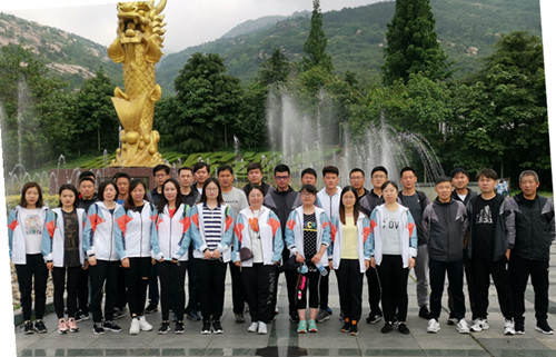 1591167437566490.jpg 一往无前 勇攀高峰——连云港体彩开展登山活动_副本.jpg