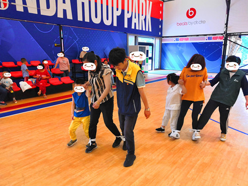 拥抱星星的孩子  无锡体彩开展助学活动 (2)_副本.jpg