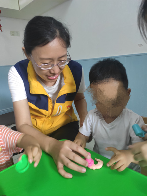 拥抱星星的孩子  无锡体彩开展助学活动 (3)_副本.jpg