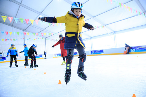 图为青少年在北京丰台体育中心进行滑冰练习_副本.jpg