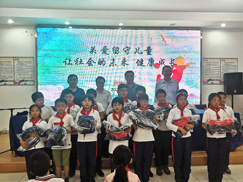 关爱留守儿童 金湖体彩开展爱心捐赠活动 (1)_副本.jpg