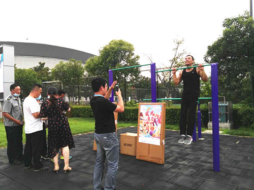 运动场上 大家一起来2_副本.jpg