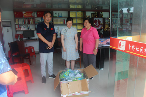 夏日送清凉 关怀沁人心 ——扬州体彩开展“夏日送清凉”系列活动  (3)_副本.jpg