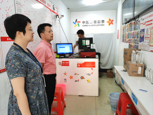 昆山体彩中心开展“夏日送清凉”走访慰问活动（图片1）_副本.jpg