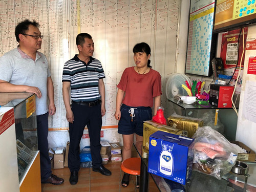 宝应体彩开展夏季网点安全检查产并慰问一线销售员 (1)_副本.jpg