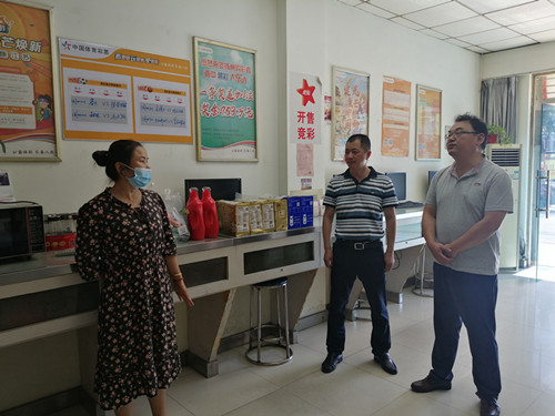 宝应体彩开展夏季网点安全检查产并慰问一线销售员 (2)_副本.jpg