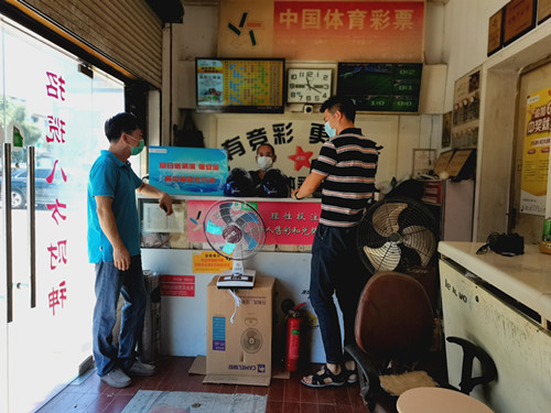 苏州吴中体彩开展“公益体彩之防疫情 保安全 送清凉”活动(3)_副本.jpg