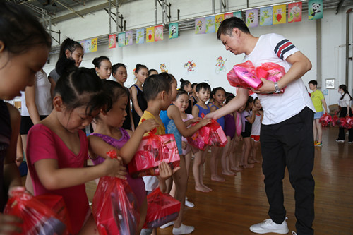 夏季送清凉 无锡体彩走进体校运动队 (4)_副本.jpg