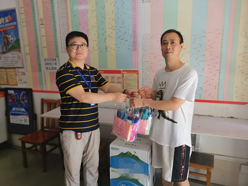 1598339810957817.jpg 苏州体彩开展2020夏季网点走访送清凉工作 (1)_副本.jpg